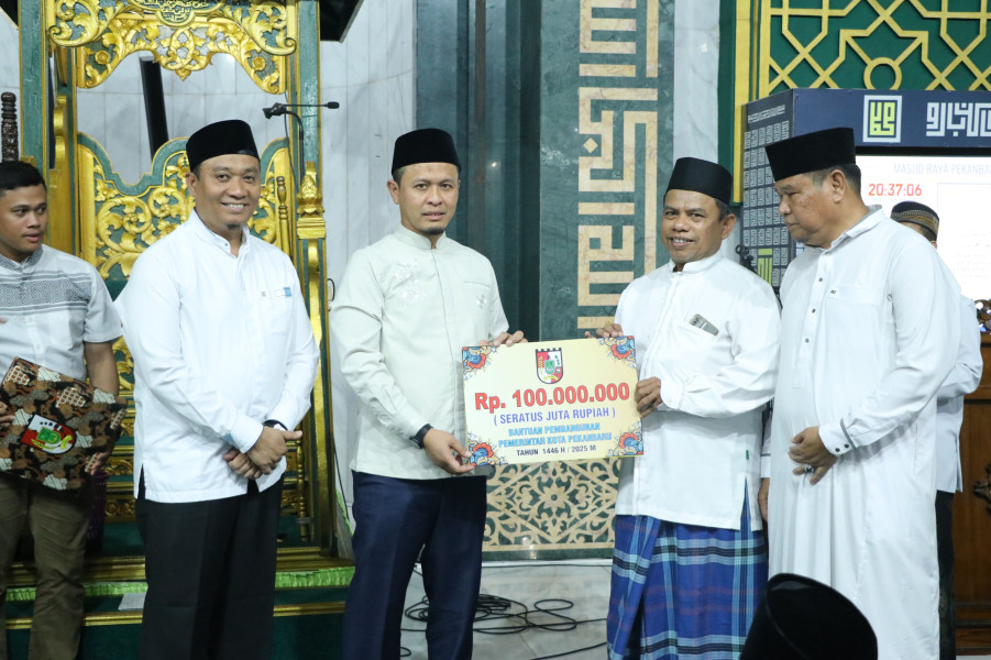 Wali Kota Pekanbaru Salat Tarawih Perdana di Masjid Raya Senapelan, Salurkan Bantuan Rp100 Juta