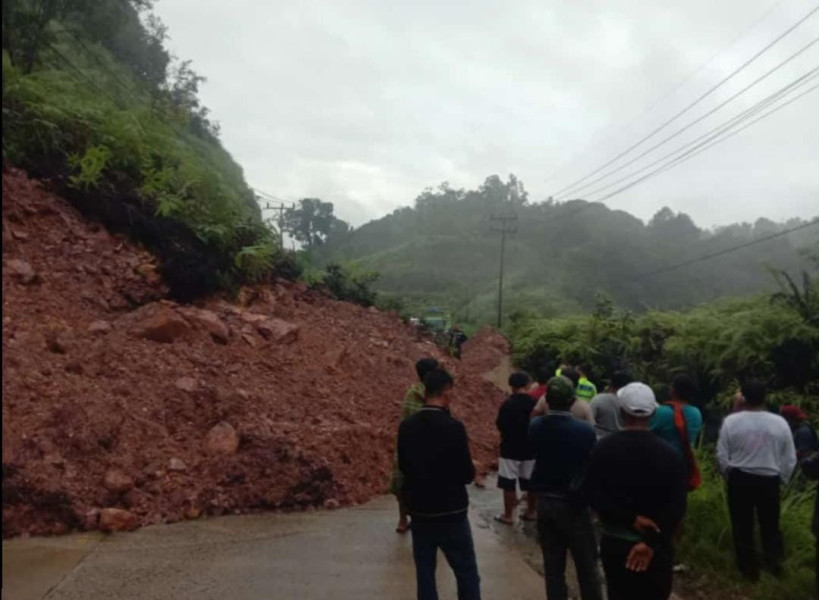 Akibat Hujan Melanda Kampar, Jalan Lintas Riau-Sumbar KM 90 Tanjung Alai Longsor
