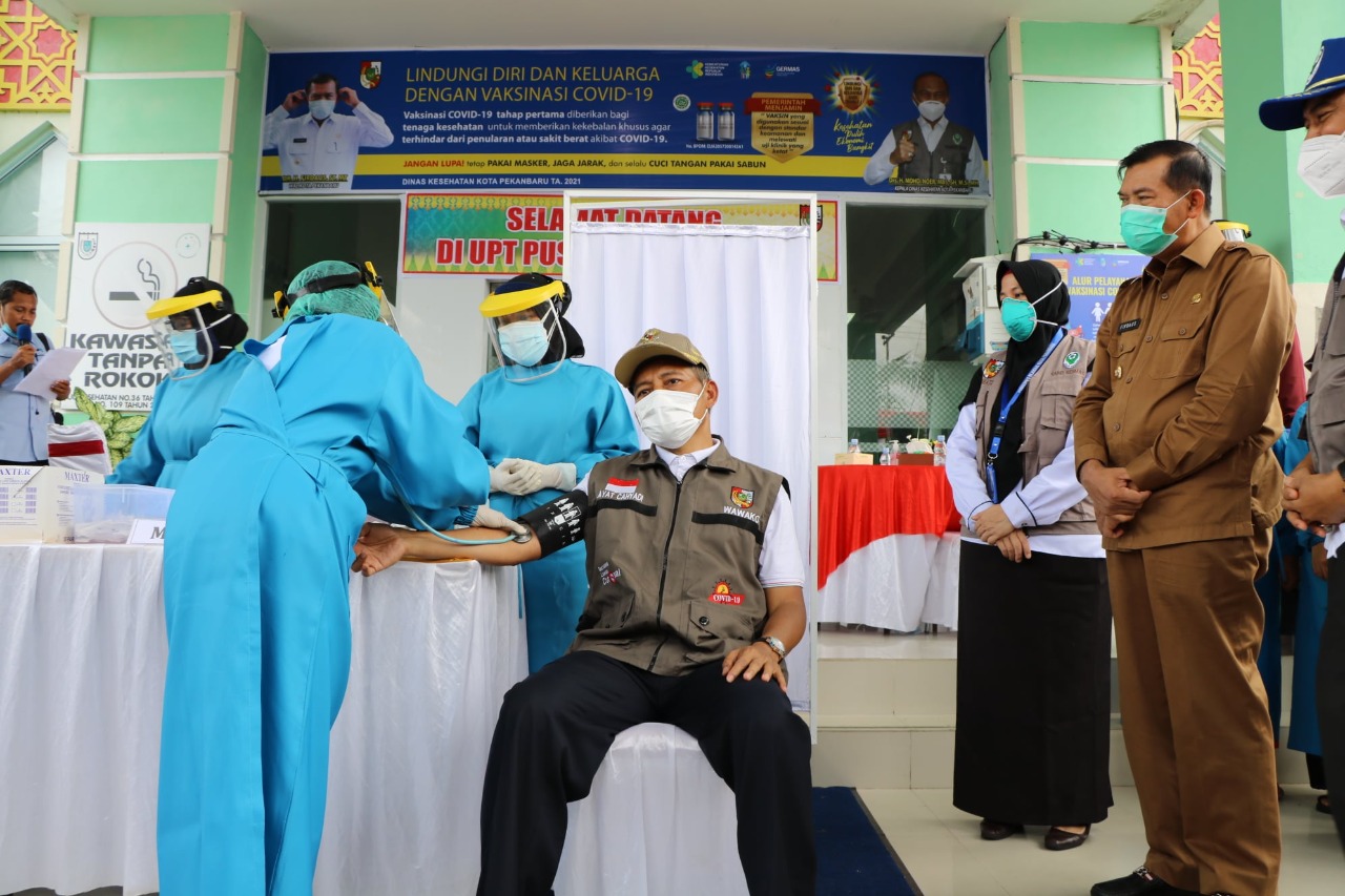 Wawako Pekanbaru dan 9 Pejabat Publik Serta Tokoh Agama Selesai Divaksin