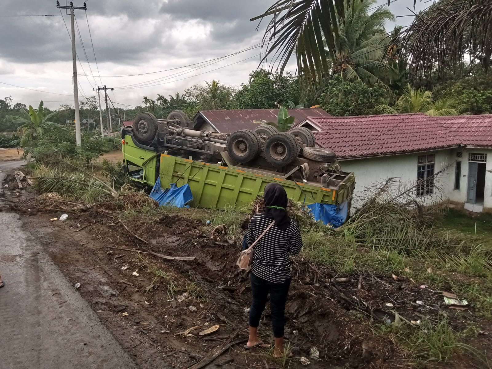 Hindari Sepeda Motor, Truk Bermuatan Batubara Terbalik di Inhu