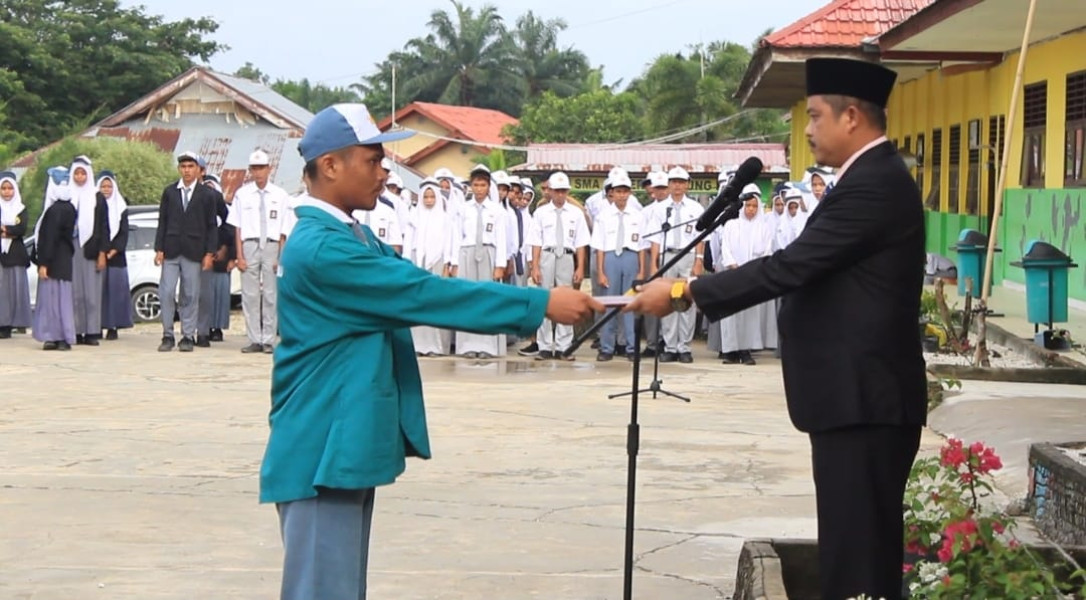 Wakil Ketua DPRD Kampar Repol Pembina Upacara SMAN 3 Tapung Hulu