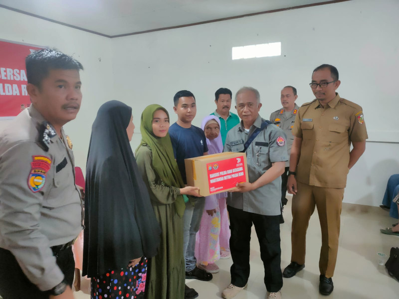 Polda Riau dan WPMR Bagikan 100 Paket Sembako ke Warga Kurang Mampu