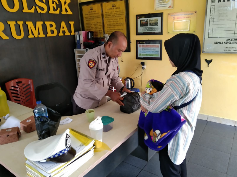 Piket Jaga Polsek Rumbai Periksa Barang Bawaan Pengunjung yang Besuk Tahanan