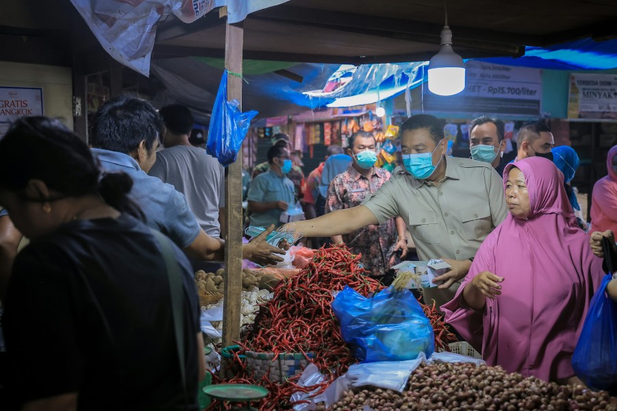 2.000 Masker Dibagikan di Pasar Cik Puan, Wawako Pekanbaru Ingatkan Bahaya Kabut Asap