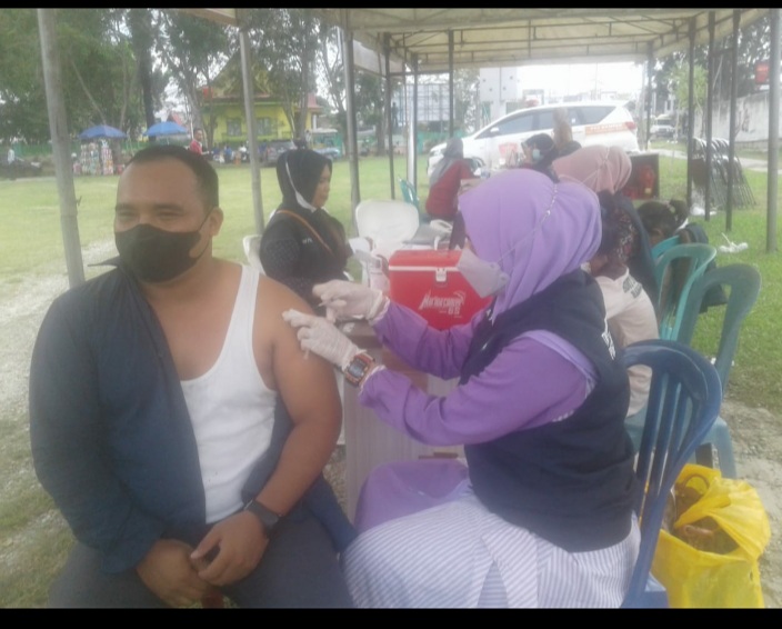 Vaksin Massal di Lokasi Lomba Panjat Pinang, Tiga Karyawan Tanoto Foundation Bangkinang Divaksin Boster Fritzer