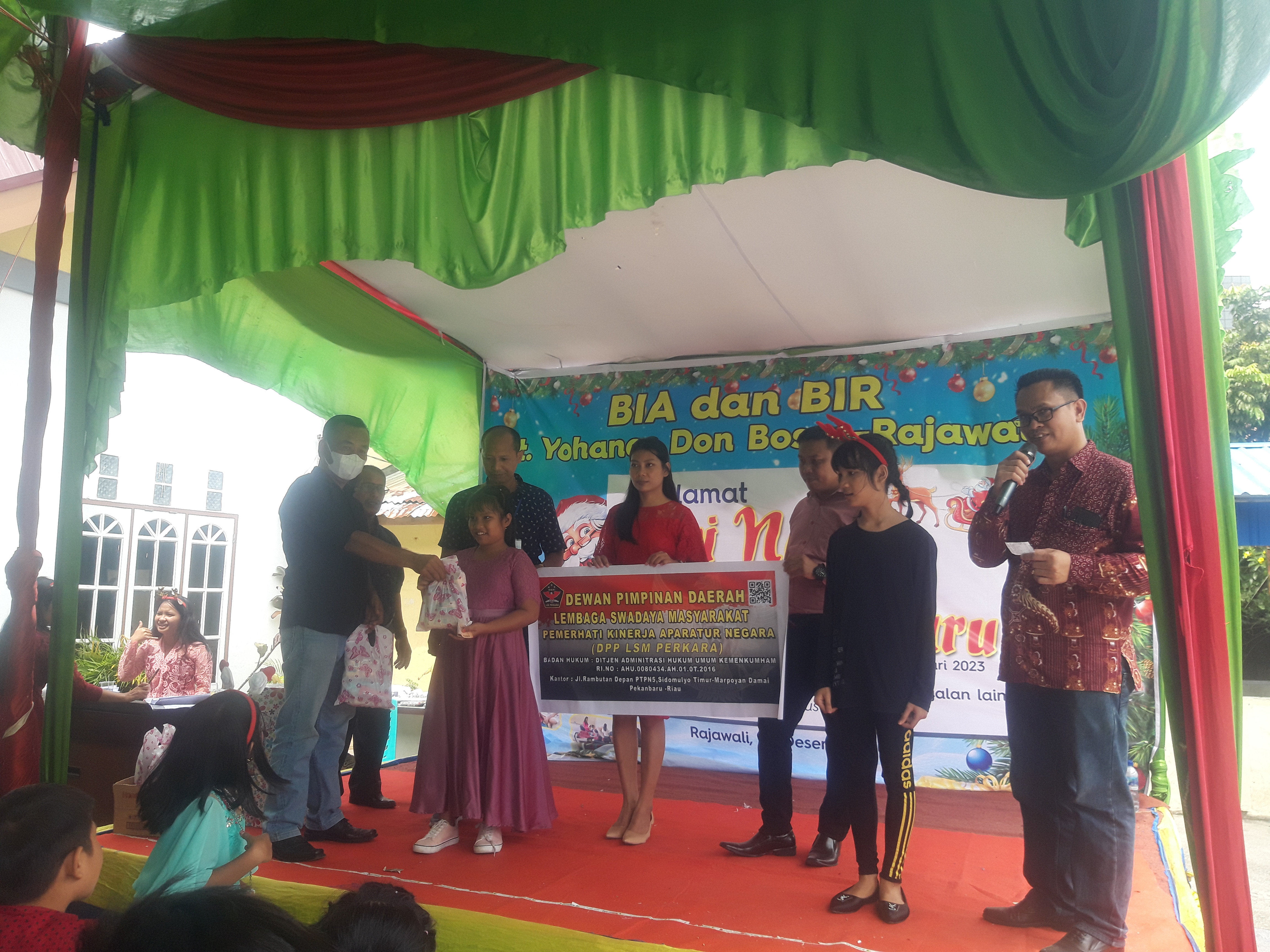 DPD LSM PERKARA Provinsi Riau Berbagi Kasih Dengan Anak-Anak BIA dan BIR di Gereja Santo Yohanes Don Bosco