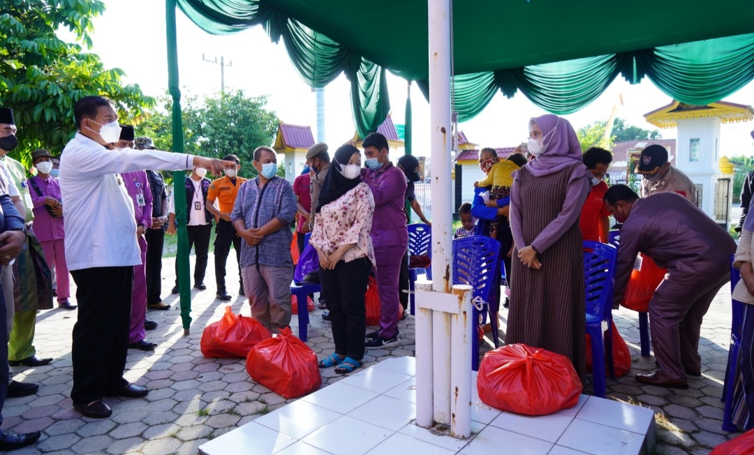 Secara Simbolis, Wali Kota Serahkan Bantuan Sembako untuk Tiga Kelurahan