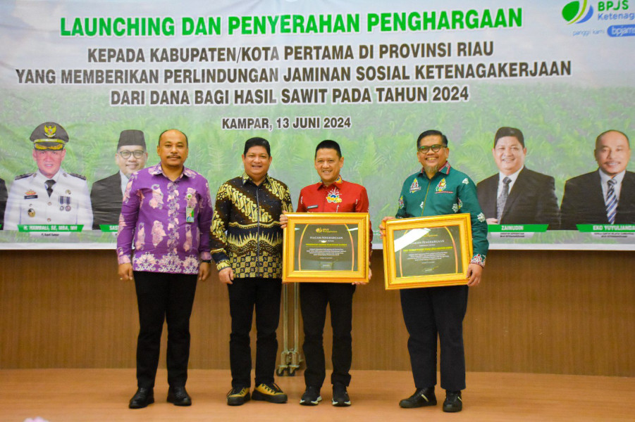 Serahkan Penghargaan ke Hambali Atas Pelaksanaan DBH Sawit Pertama di Riau, Ini Harapan Direktur Kepesertaan BPJS Ketenagakerjaan