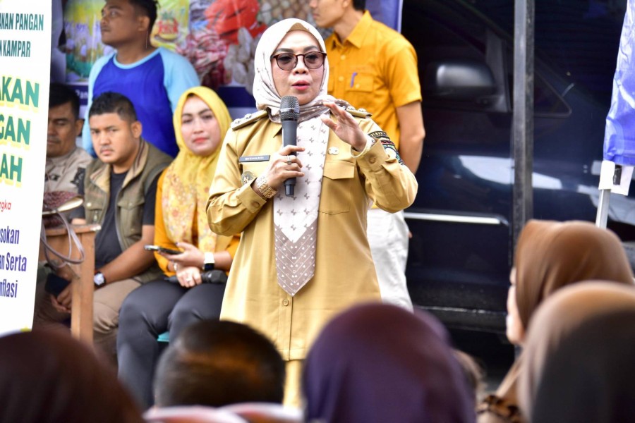 Wakil Bupati Kampar, Dr Misharti, membuka Gerakan Pangan  Murah di Halaman Masjid Raya Al Ittihad Kecamatan Kuok