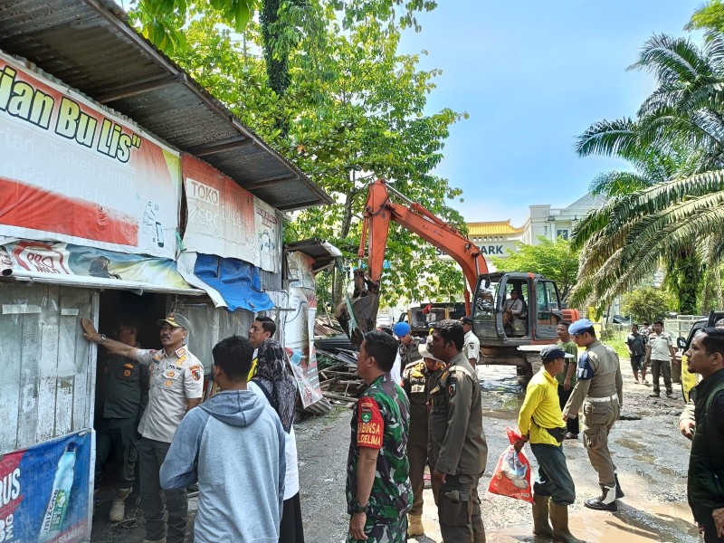 Satpol PP Pekanbaru Bongkar 46 Bangunan Liar di Sekitar RS Prima