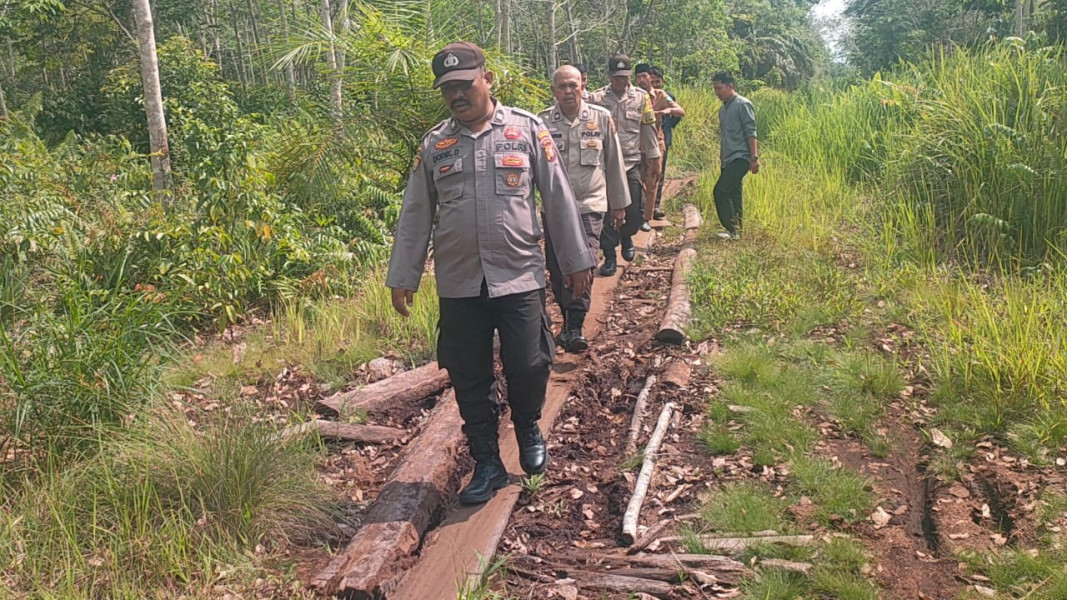 Sukseskan Pemilu, Polsek Bengkalis Susuri Jalan Rusak ke TPS Desa Pedalaman Perbatasan Selat Malaka