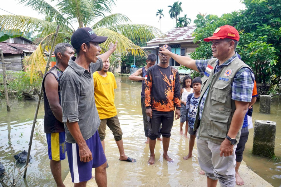 Pemkab Kampar Memberikan Bantuan Korban Banjir di Desa Silam Kecamatan Kuok