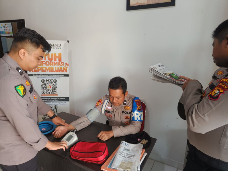 Agar Tetap Prima, Subsatgas Dokkes OMPLK Berikan Vitamin ke Personel Pengamanan Pilkada