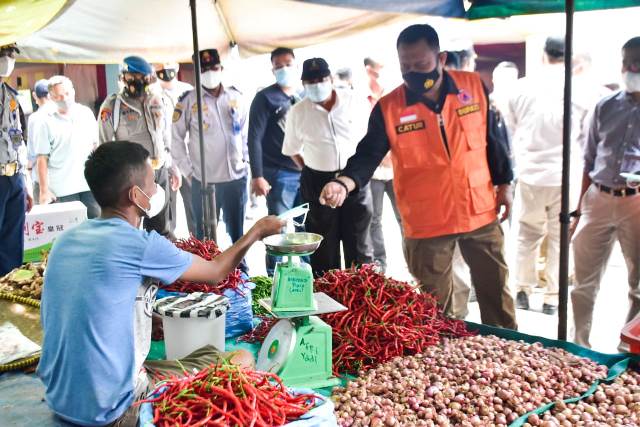 Bupati Kampar Belanja Sayuran ke Pasar