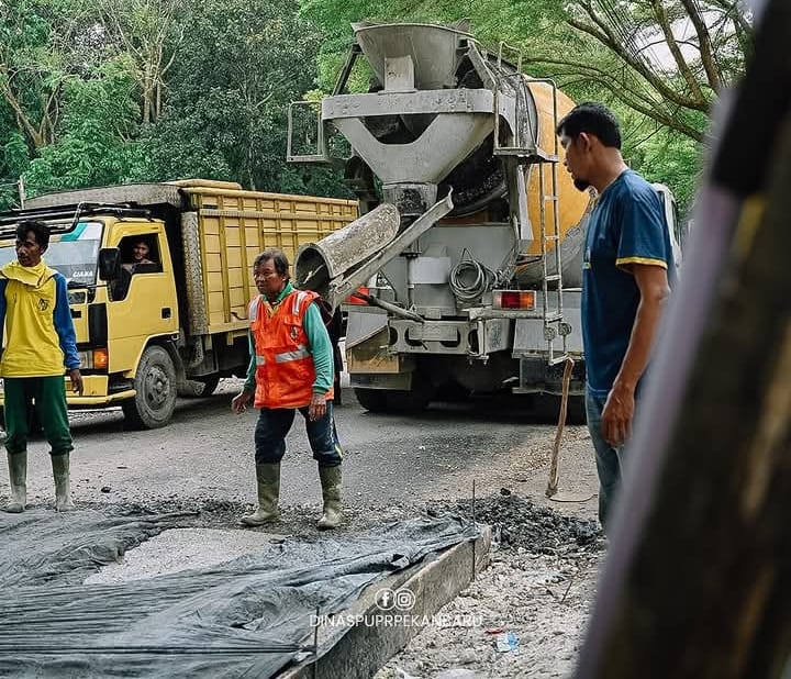 PUPR Pekanbaru Lanjutkan Pengecoran Jalan Bukit Barisan