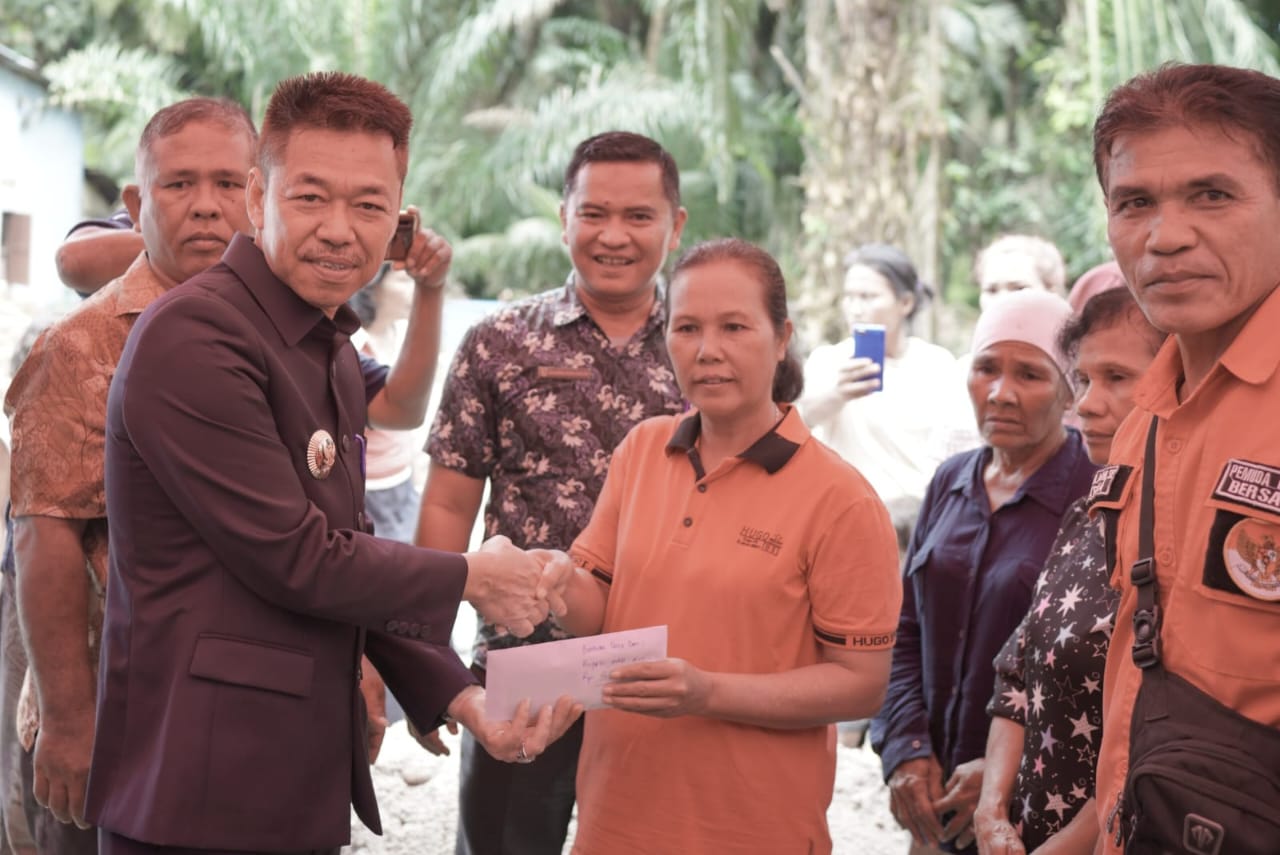 Rumah Terbakar, Darma Dapat Bantuan dari Bupati dan Wabup Rohil