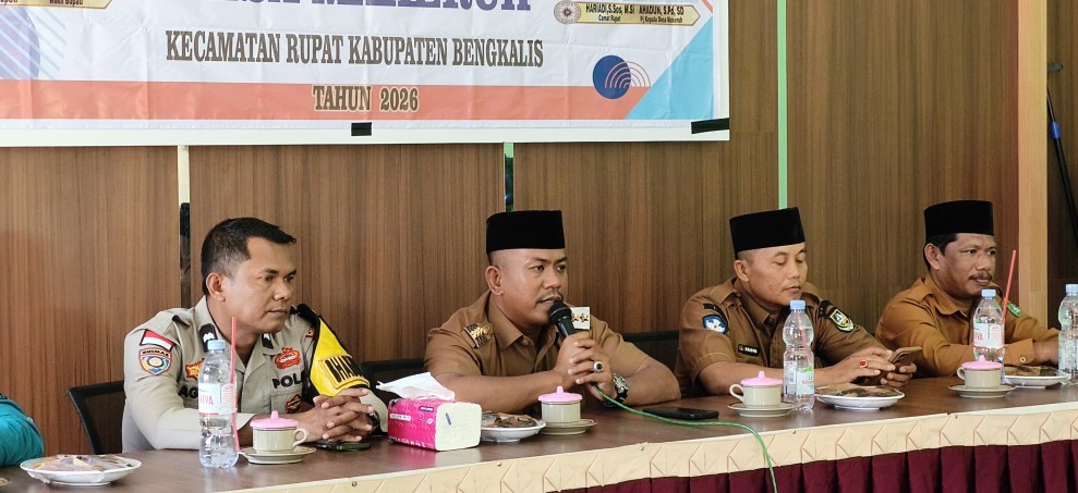 Bhabinkamtibmas Ajak Warga Desa Makeruh Perkuat Ketahanan Pangan saat Penyaluran BLT