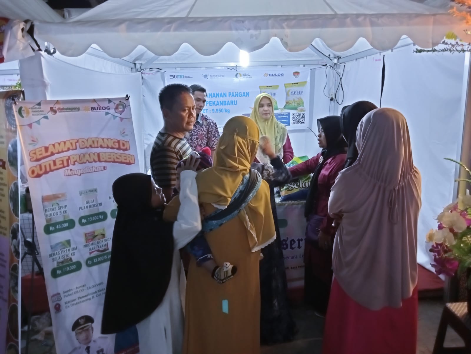 Ibu-ibu Rela Antre Demi Minyakita di Lokasi MTQ Ke-55 Pekanbaru