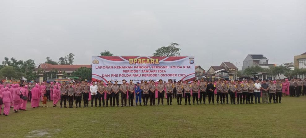 808 Personel Polda Riau dan 6 PNS Naik Pangkat