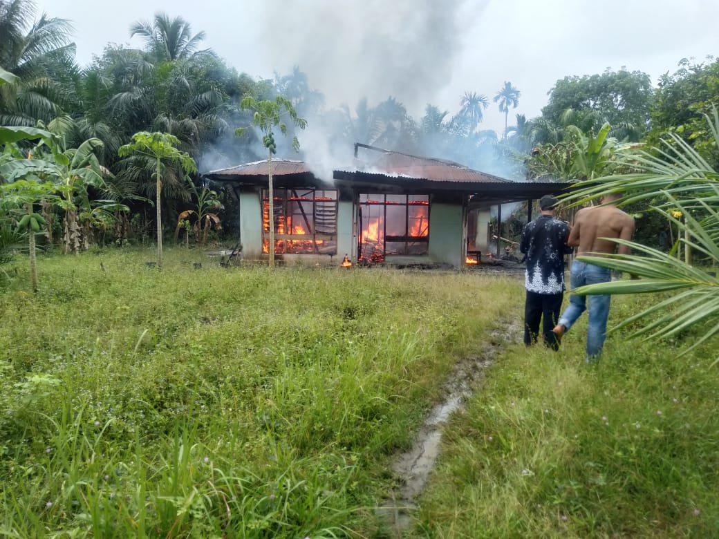 Nenek Ini Hanya Tertunduk Lemas Lihat Rumahnya Terbakar