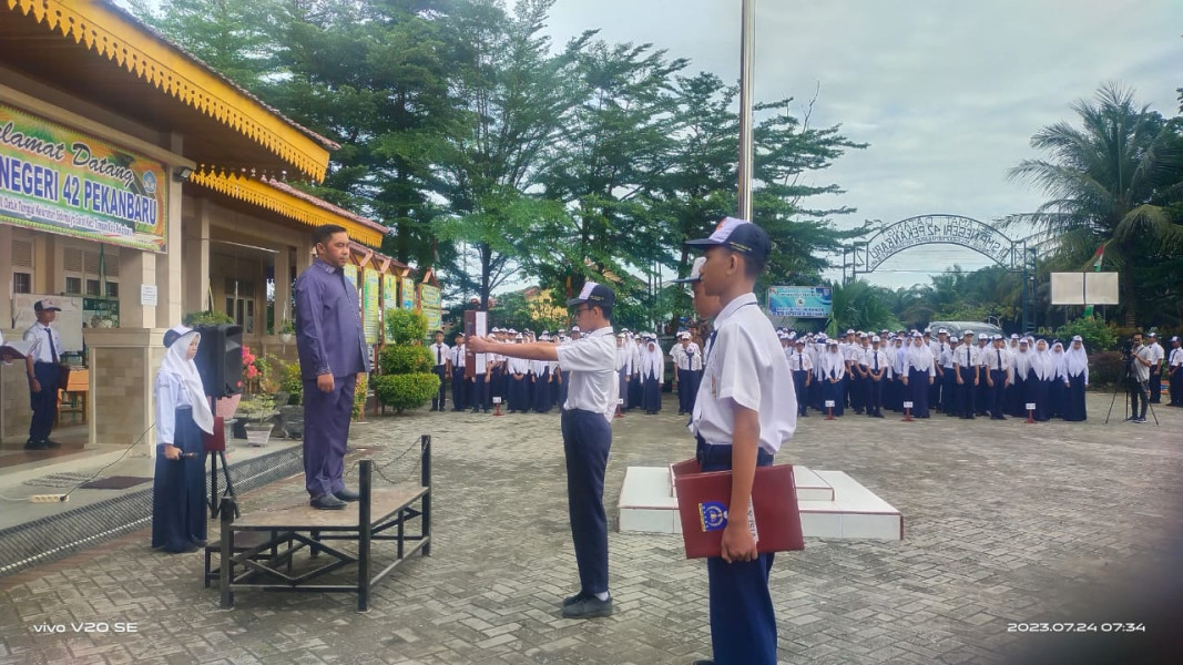 Memotivasi Siswa, Anggota DPRD Jadi Pembina Upacara di SMPN 42 Pekanbaru