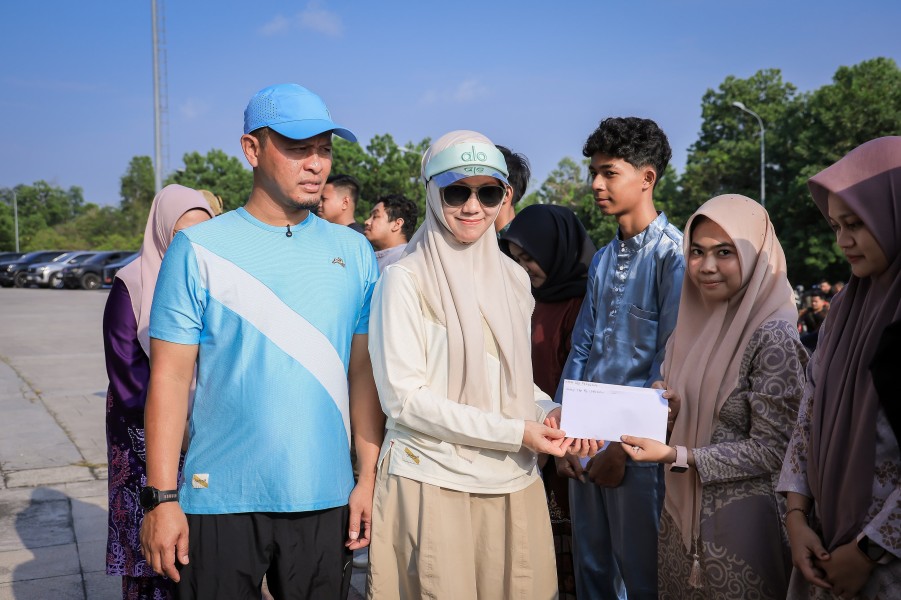 Wali Kota Salurkan Bantuan Sembako dan Uang Tunai untuk Satpol PP dan Tenaga Kebersihan