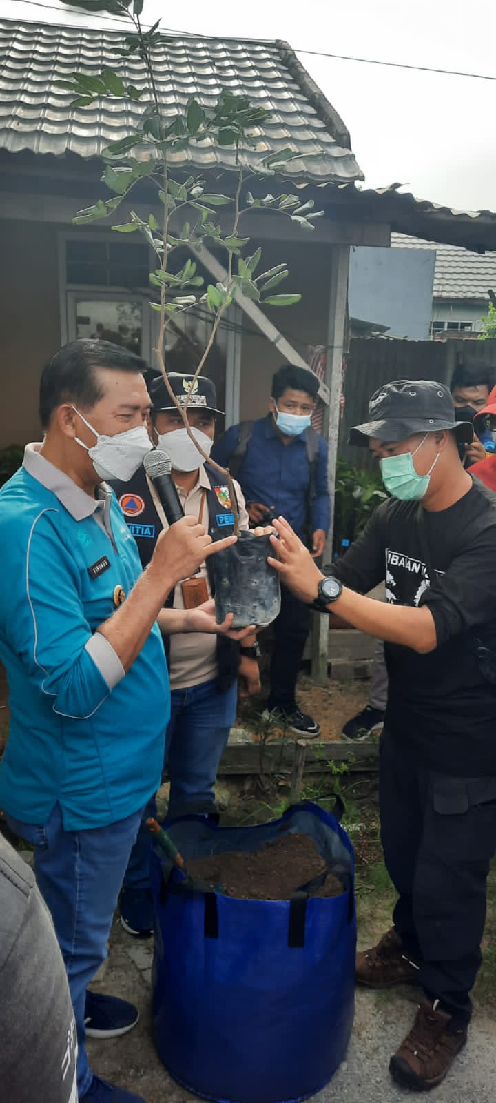 Pengurus PWI Riau Ikut Aksi Gotong Royong Lorong Hijau Tabulapot