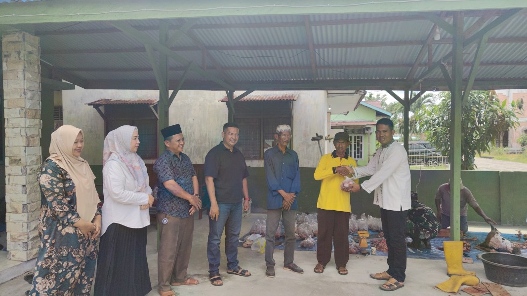 Koramil 04/Rupat Kurban Sapi Berbagi Bersama Anggota dan Masyarakat