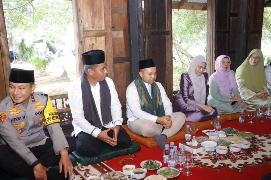Gubernur Riau dan Bupati Kampar Makan Bajambau Basamo di Dusun Kamoung Godang