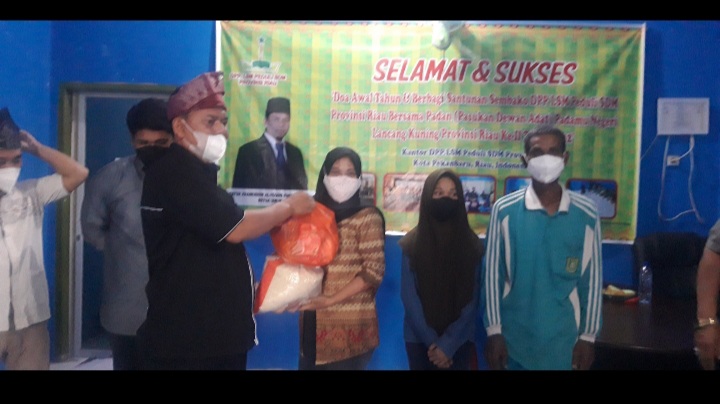 DPP LSM Peduli SDM Riau Penyerahan Santunan Sembako, Ini Pesan Datuk Khairuddin Al-Young Riau, S.HI, M.Ag