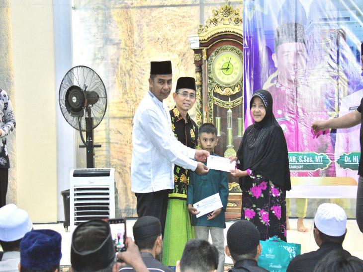 Peringati Nuzul Qur’an di Markaz Islamic Center, Bupati Kampar Ahmad Yuzar Serahkan Bantuan Dhuafa dan Anak Yatim