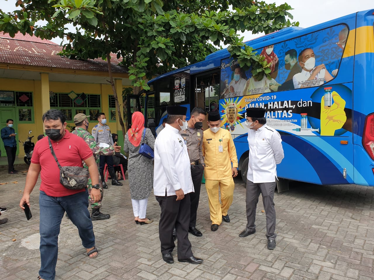 Ginda Burnama Tinjau Pelaksanaan Vaksinasi Massal di Labuh Baru Timur