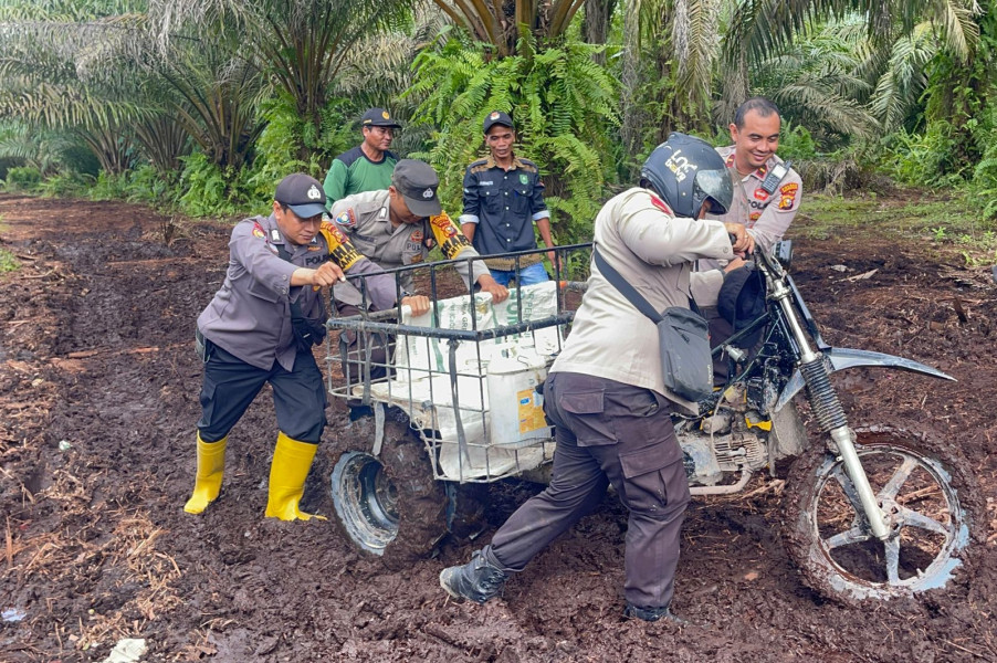 Demi Sosialisasi Pemilu Damai di Desa Tanjung Damai, Personel Polsek Siak Kecil Gunakan Grandong Lewati Lumpur Gambut