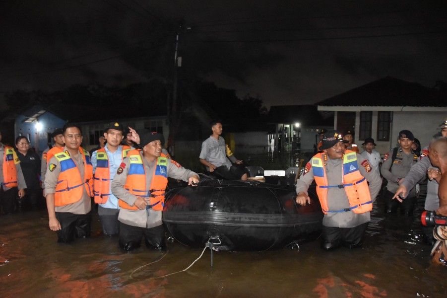 Polda Riau Kerahkan Seluruh Kekuatan Bantu Korban Banjir