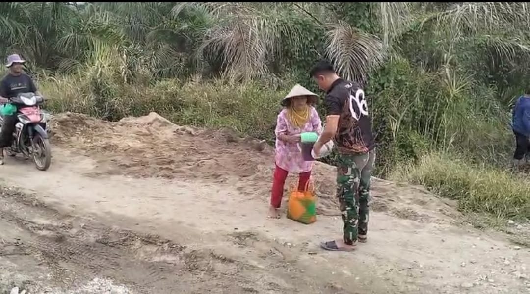 Sebagai Rasa Terimakasih, Ibu-ibu di Rokan Baru Pesisir Suguhkan Makanan Ringan dan Kopi untuk Satgas TMMD ke-125