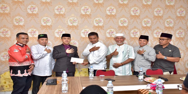 Pj Sekda Kampar Serahkan Uang Pembinaan Kepada Qari Asal Kampar Raih Juara III  MTQ Tingkat Nasional