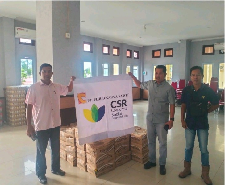 Sambut Idul Fitri, PT PKS dan PT Erakarya Mukti Jaya Salurkan 600 Paket Minyak Goreng untuk Masyarakat