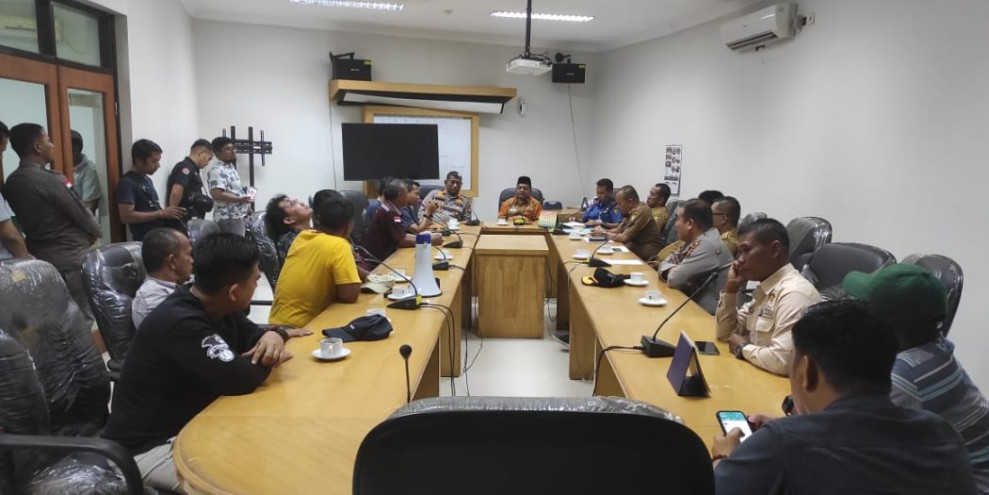 Wakil Ketua DPRD Kampar Jumpai Ratusan Supir Truk