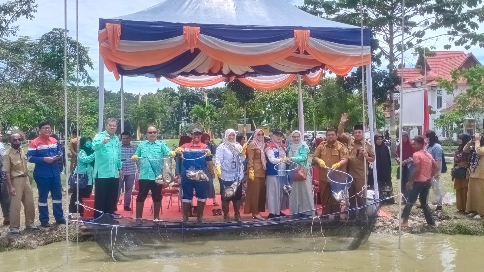 PHR Serah Terima Bantuan dan Panen Ikan Perdana di Bangko Pusako