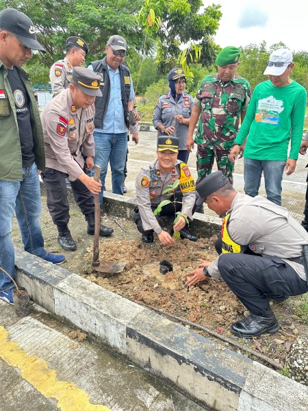 Polres Bengkalis Tanam Pohon, Dukung Program Kapolda Riau Peduli Lingkungan