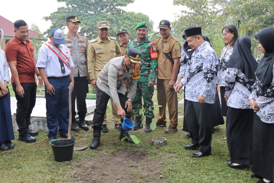 Green Policing, Kapolres Rohil dan Wabup Tanam Pohon di SMPN 6 Tanah Putih