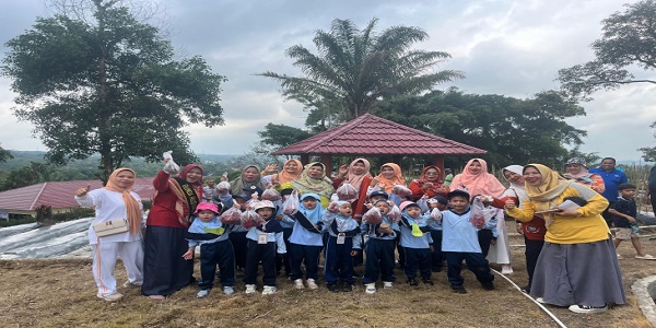 Bunda PAUD Kabupaten Kampar, Bersama Anak-Anak TK Pertiwi Panen Cabe di Taman Agrowisata Stanum Bangkinang