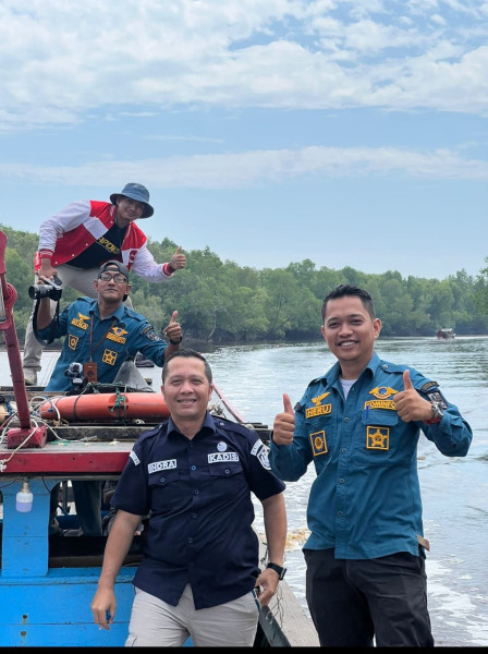 Kerja Nyata, Kadis Kominfotiks Rohil Rela Naik Kapal Nelayan Tempuh Lautan