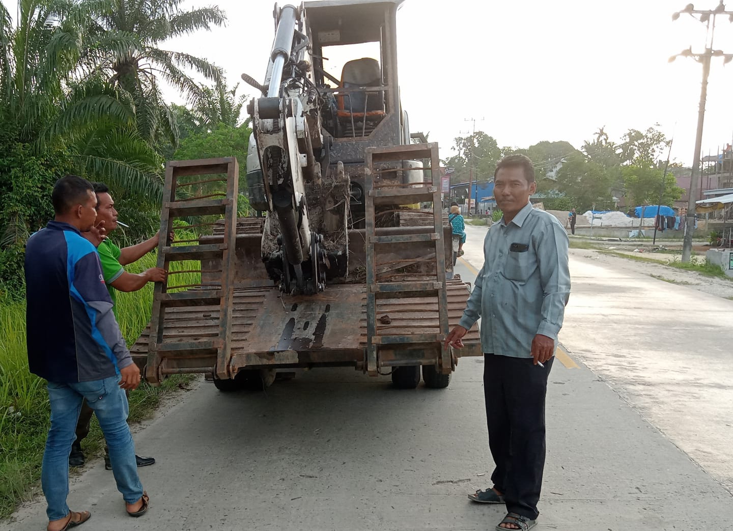 Bupati Rohil Respon Cepat Keluhan Warga Terkena Banjir, Alat Berat Langsung Diterjunkan