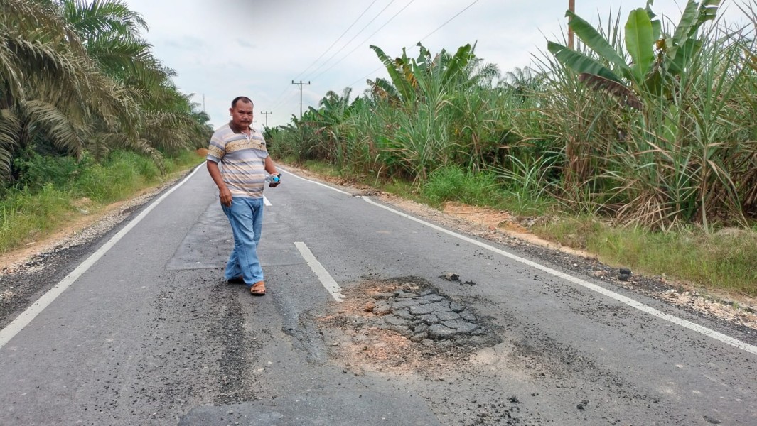 Anggota DPRD Rohil Minta Dishub Tertibkan Truk Melebihi Tonase di Simpang Poros