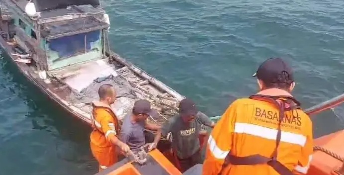 Tiga Hari Terombang-ambing di Selat Malaka Tanpa Air Minum, Nelayan Bengkalis Selamat Berkat Evakuasi Tim SAR