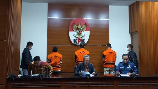 Bupati Meranti, Kepala BPKAD dan Auditor BPK Riau Jadi Tersangka