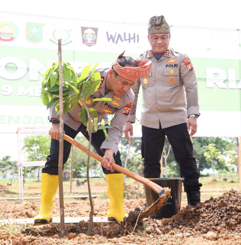 Bersama Gubri, Kapilda Tanam Ratusan Pohon di Lingkungan Perkantoran Pemkab Rohil