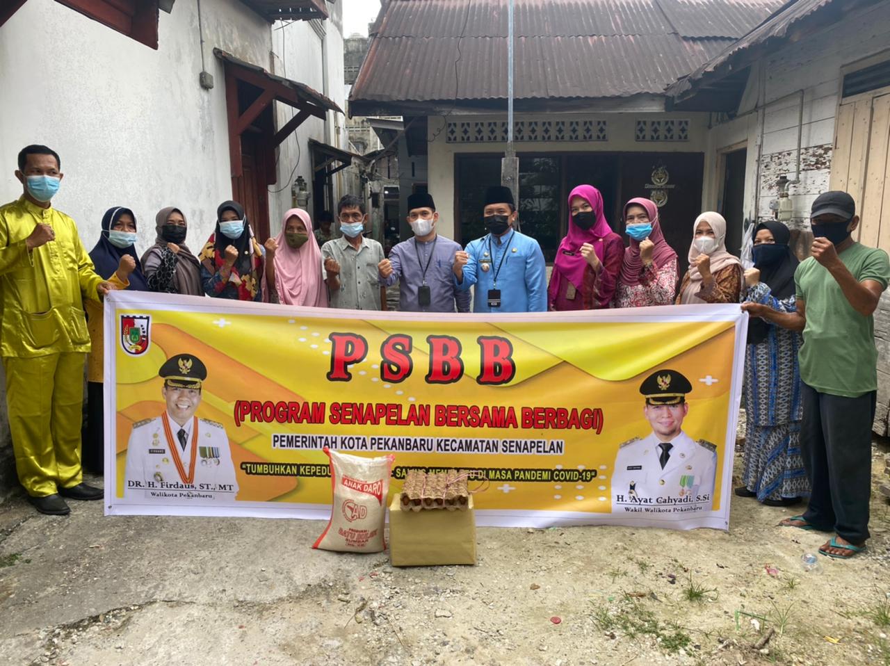 Patut Ditiru! Pemcam Senapelan Salurkan Paket Sembako ke Masyarakat