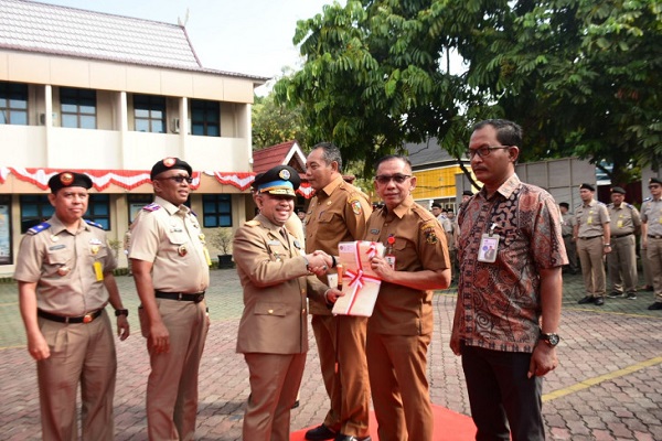 Asisten III Bidang Administrasi Umum Pemkab Kampar Hadiri Penyerahan Sertifikat Tanah Dalam Rangka HANTARU Ke 64 Tahun 2024